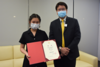 Lam Tai Hei, winner of the "Super Green KOL" category, received her prize from Professor Chong.
